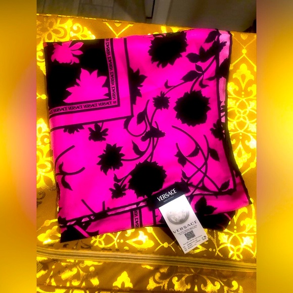 BRAND NEW VERSACE SCARF SILK ๐ New - Picture 1 of 3